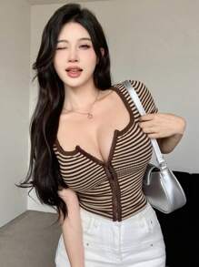 DAZY 女士夏季休闲条纹修身短袖T恤，带门襟纽扣和方领，露脐上衣，女士可爱上衣 - 咖啡棕 - 查看 2