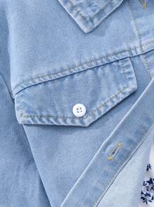 SHEIN 中小女孩藍色牛仔外套，前扣板和花卉印花背帶連身裙套裝