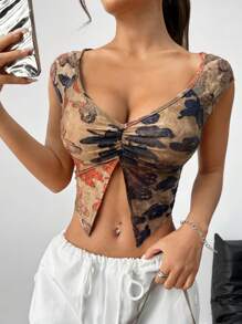 SHEIN EZwear 復古蝴蝶與縶染短款露脐t恤,適合夏季休閒穿著 - 棕色 - 查看 1