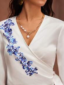 GENKIRA Áo cánh tay dài nữ in họa tiết in quấn nơ tay áo thun co giãn - Xanh và trắng - Xem 5