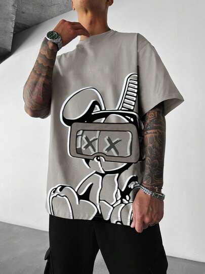 Manfinity Roghcode تي شيرت مطبوع عليه رسوم متحركة للرجال