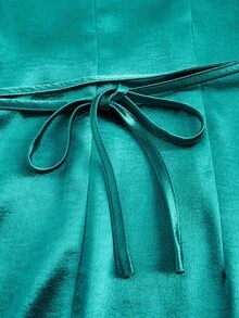 Slaydiva 性感優雅的假日風格緞面連衣裙,採用飘逸的領口設計,後背系帶和腰帶 - 墨綠色 - 查看 4