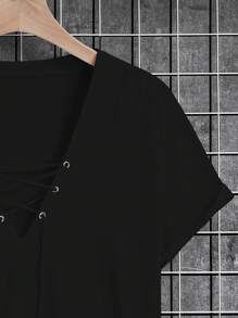 Manfinity LEGND Men's Cross Strap Short Sleeve T-Shirt For Summer Casual Style