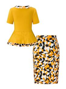 SHEIN Clasi 夏季大碼幾何印花拼接短袖上衣和印花a字裙套裝 - 彩色 - 查看 2