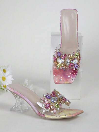 Giày sandal cao gót trong suốt thời trang với họa tiết đính đá nhiều màu sắc (vị trí đính đá ngẫu nhiên), trang phục mùa xuân hè.