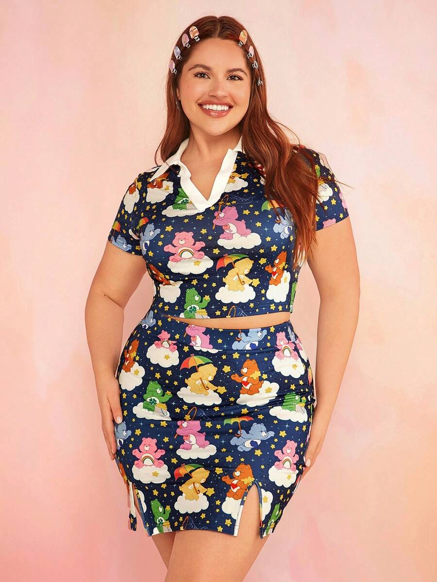 SHEIN X Care Bears 大尺碼夏季潮流音樂節Y2K辣妹夢幻海軍藍對比色心形星星小熊印花修身V領短袖T恤和緊身迷你裙套裝 - 彩色 - 查看 1