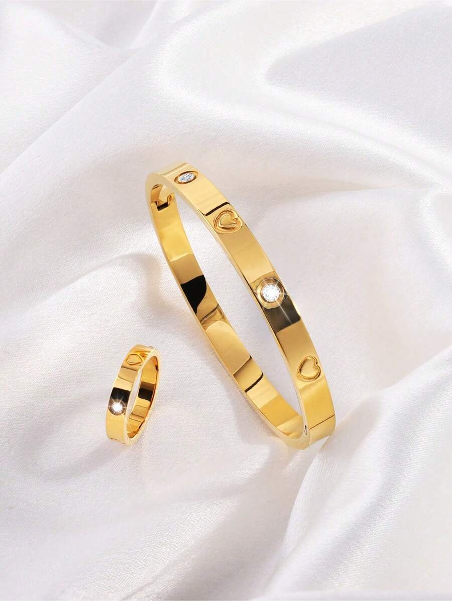 2件套精致迷人的不锈钢心形手链和戒指套装，是送给女朋友、情人节、母亲节的理想礼物。