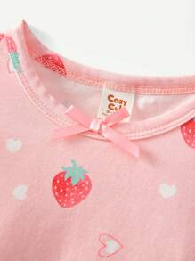 Cozy Pixies Conjunto de 4 piezas para bebé niña con patrón de fresas y ribete de volantes con decoración de lazo en la parte superior de manga corta y pantalones cortos a juego