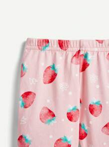 Cozy Pixies Conjunto de blusa de volantes con estampado de fresa y pantalones con pies para niña pequeña con diseño de dibujos animados