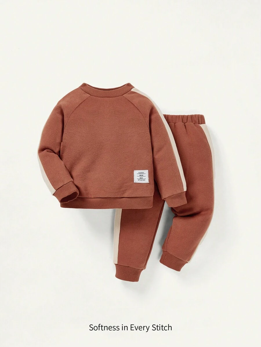Cozy Pixies 男嬰字母貼布插肩袖衛衣和衛褲 - 鏽棕色 - 查看 1