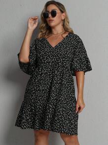 SHEIN LUNE 大码女式心形印花 V 领喇叭袖连衣裙，适合夏季度假海滩装 - 黑色 - 查看 7