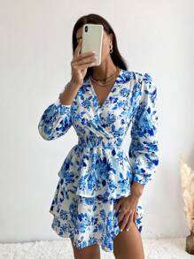 Aveloria Rosie Vestido con estampado floral, corte en V cruzado y capas - Azul - Ver 4