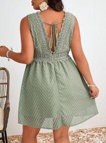SHEIN Frenchy Robe d"été pour femmes de grande taille en tissu de texture transparent à lace et couleur unie avec découpe - Vert - Voir 2