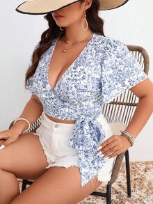 SHEIN Frenchy 大尺碼女士夏季假日風格花卉印花包裹式綁帶下擺波浪袖襯衫 - 藍色 - 查看 2