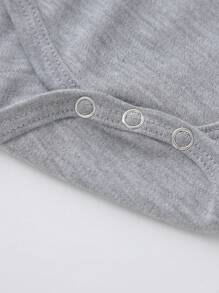 SHEIN GraphicGems 1件男婴可爱标语字母印花短袖连体衣，夏季 - 灰色 - 查看 6