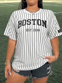 SHEIN EZwear 女裝加大碼條紋印花體恤，印有波士頓字母印花，非常適合夏季和初秋運動、返校和日常休閒穿著。鬆身長條紋T裇採用圓領設計，黑色文本詳細內容印在白色背景上，呈現運動衫的效果。 - 黑與白 - 查看 3