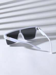 Một cặp kính thời trang gọng phẳng, kiểu dáng tổng thể, với lớp phủ chuyển màu nhuộm tie-dye và lớp phủ phản quang cá nhân hóa, phụ kiện kim loại, thiết kế họa tiết ngôi sao cầu vồng và các yếu tố cờ Mỹ, phong cách nghỉ dưỡng bờ biển phía Tây, kính du lịch cổ điển màu rằn ri, phù hợp cho mọi mùa, phong cách Steampunk, phong cách Punk, dễ mang theo, họa tiết da báo Y2K, không gọng, có màu, cổ điển, sang trọng, thời trang, sành điệu, retro, cao cấp, kính râm, gọng lớn, gọng nửa màu sắc, hình vuông, hình bầu dục, kim loại, phù hợp cho du lịch, lái xe, câu cá, cắm trại, đạp xe, leo núi, chạy bộ, kính thời trang, kính mắt phân cực, kính mắt trang trí. - trắng - Xem 2