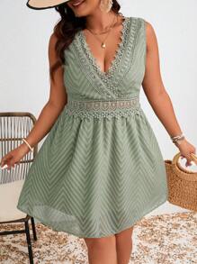 SHEIN Frenchy Robe d"été pour femmes de grande taille en tissu de texture transparent à lace et couleur unie avec découpe - Vert - Voir 1