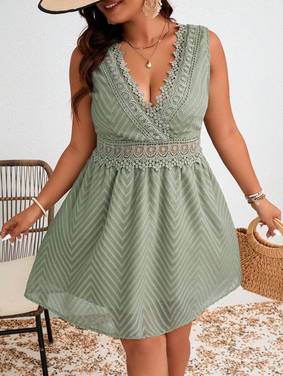 SHEIN Frenchy Robe d"été pour femmes de grande taille en tissu de texture transparent à lace et couleur unie avec découpe - Vert - Voir 1