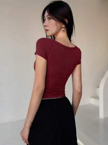 DAZY 女士夏季純色鈕扣短袖休閒T恤，半扣領款式 - 紅木色 - 查看 2