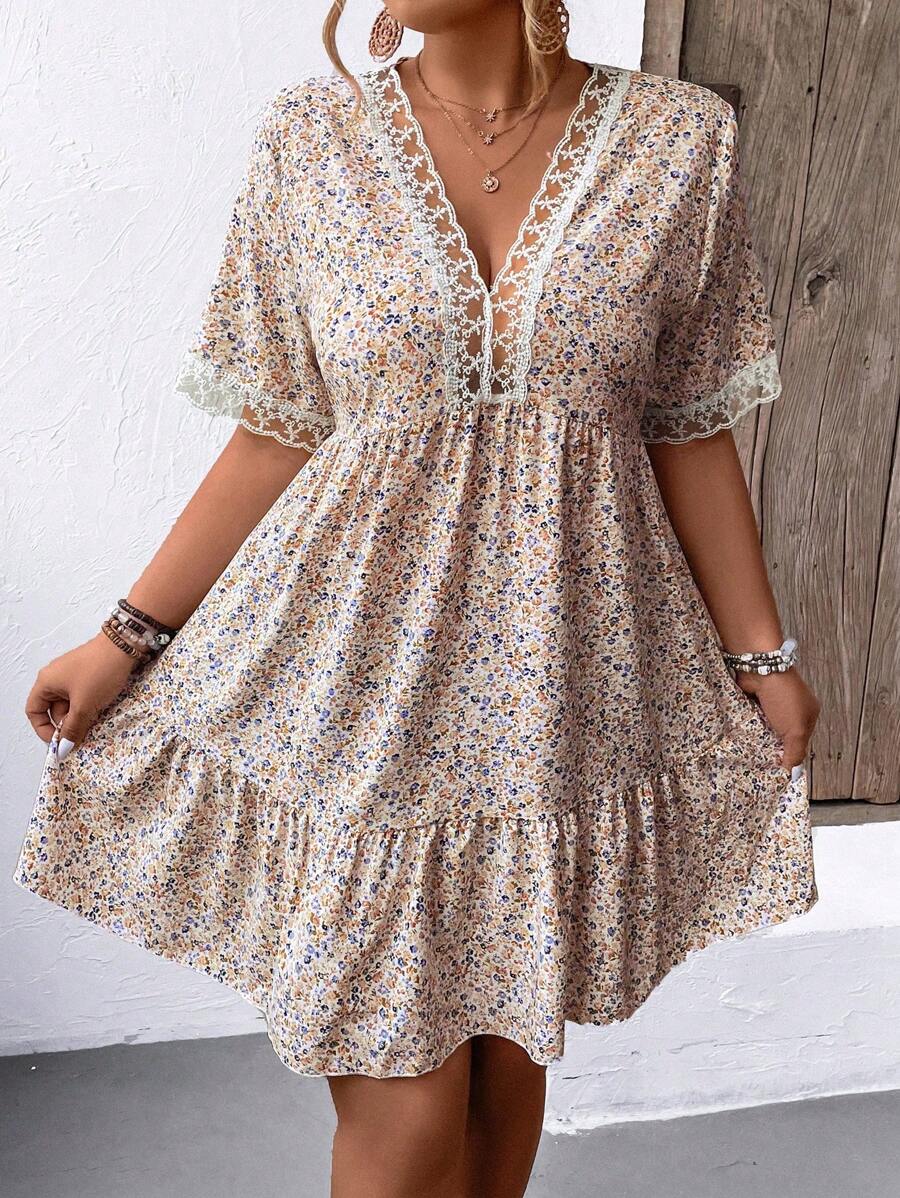 SHEIN LUNE 大尺碼夏季休閒碎花拼接蕾絲邊連衣裙，帶有荷葉邊。 - 杏色 - 查看 1