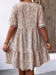 SHEIN LUNE 大尺碼夏季休閒碎花拼接蕾絲邊連衣裙，帶有荷葉邊。 - 杏色 - 查看 2