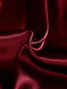 适合正式活动的缎面腰部收紧 V 领前开衩长款晚礼服