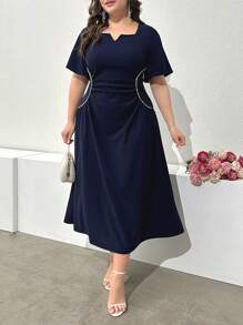 Modelyn 大碼純色缺口連衣裙，有缺口領口和束腰設計，飾有珠片細節，非常適合夏季度假 - 藍色 - 查看 3