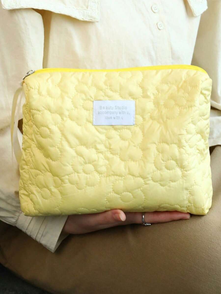 1pc Yellow Quilted Cloud Makeup Bag, Fashion Casual Large Capacity Portable Zipper Cosmetic Bag, Travel Stationery Storage Bag, Vacation Essential Makeup Bag, Can Store Foundation, Wired Earphones, Earplugs, Over-Ear Headphones, Charger, Lipstick, Cosmetics, Perfume, Skincare And Beauty Products, Home Decor, Gift For Mom, Women, Nurses, Students, Christmas Gift