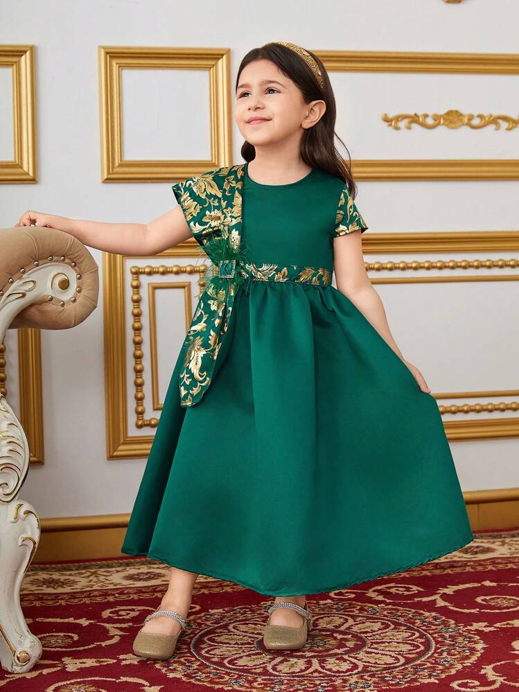 少女 伝統的なローカルスタイルのサテンチャイナドレス、片側ショール