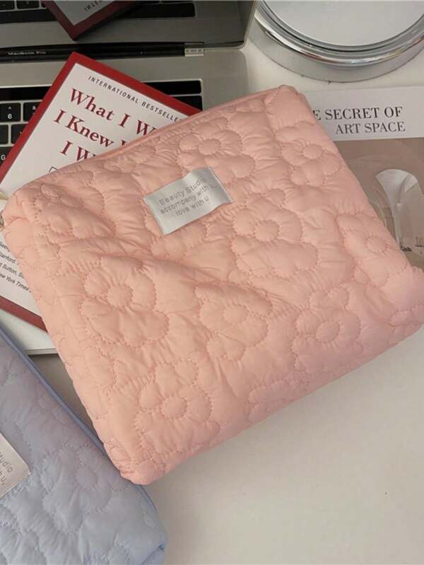 1 PC Pink Quilted Cloud Bag Make Up Bag, Fashionable And Casual Large Capacity Portable Zipper Makeup Bags, Travel Storage Stationery Storage, Vacation Essentials Cosmetic Bags For Pouch Pads, Wired Earphones, Earpods, Headphones, Charger, Lipsticks, Cosmetics, Perfume, Skin Care And Beauty Products, Home Decor, School Girls, Keys, Holiday Gifts Bag, Room Decor, Bags, Makeup Bag, Travel, Make Up Bag, Organizer, Make Up Bag, Desk Organiser, Cosmetic Bag, Make Up Bag, Bag, Make Up Pouch, Makeup Bags, Small Makeup Bag,Makeup Pouch,Cosmetic Bag,Travel Essential,Large Capacity,Large Makeup Bag,Christmas Gifts,Pouch,Travel,Gifts For Women,Women's Necessaire,Travel Essential,Pouch,Clutch / Small Handbag,Necessaire,Makeup Organizer,Makeup Organize,Pouch,Brush Holder,Mini Pouch,Large Capacity Pouch
