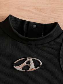 Maglietta a costine senza maniche per bambina con logo in metallo e gonna plissettata metallizzata, elegante e carina, alla moda.