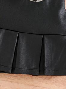 Maglietta a costine senza maniche per bambina con logo in metallo e gonna plissettata metallizzata, elegante e carina, alla moda.