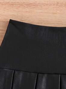Maglietta a costine senza maniche per bambina con logo in metallo e gonna plissettata metallizzata, elegante e carina, alla moda.