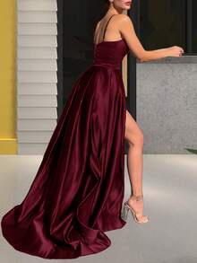 适合正式活动的缎面腰部收紧 V 领前开衩长款晚礼服