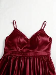 适合正式活动的缎面腰部收紧 V 领前开衩长款晚礼服