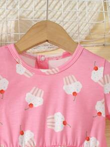 Macacão curto rosa com estampa de cupcakes para bebê menina, manga curta e faixa de cabelo. Roupa para usar em casa. - Rosa - Ver 6