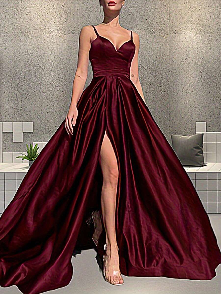 适合正式活动的缎面腰部收紧 V 领前开衩长款晚礼服