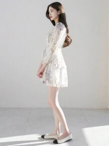 DAZY 女士秋季优雅花卉印花连衣裙，女士波西米亚风抽绳、荷叶边、裹身长袖 V 领常规版型短款白色主教袖全身印花，花卉 A 字女士短裙，春/秋季，休闲日常穿着夏季太阳裙