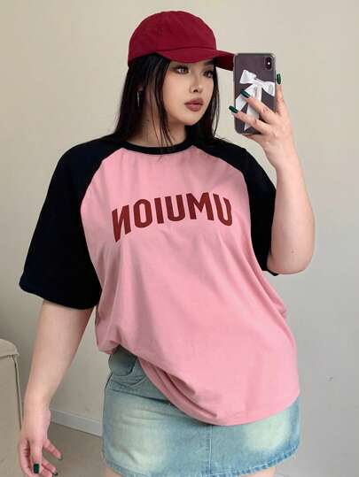 Dazy Petite Plus 加大码圆领字母印花T恤和拼色插肩袖，适合夏季超大码T恤、图案T恤