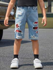 SHEIN Jeans cortos, rasgados, desteñidos y con parches de cuadros rasgados de navidad de color azul para niño joven, con estilo para uso casual en vacaciones de verano y uso diario.