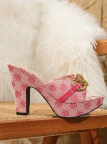 Nuevas sandalias de tacón alto para primavera y verano con suela gruesa, puntera redonda, estampado floral retro de tela, hebilla metálica y suela antideslizante cómoda para vacaciones en la playa