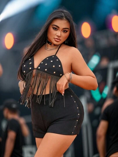 SHEIN SXY Conjunto De 2 Piezas Fácil De Combinar Para Vacaciones De Primavera/verano En Festivales De Música. Incluye Un Tóp Bikini En Tamaño Grande Con Lazos De Borlas Y Remates De Tachuelas Y Pantalones Cortos De Cintura Alta De Faux Suede Con Tachuelas Para Atuendos De Concierto.