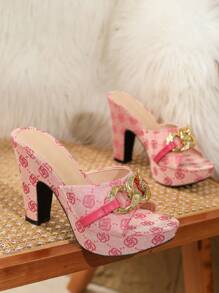 Nuevas sandalias de tacón alto para primavera y verano con suela gruesa, puntera redonda, estampado floral retro de tela, hebilla metálica y suela antideslizante cómoda para vacaciones en la playa