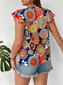 SHEIN LUNE Blusa de talla grande de verano con estampado floral colorido, cuello en V y volante en el bajo