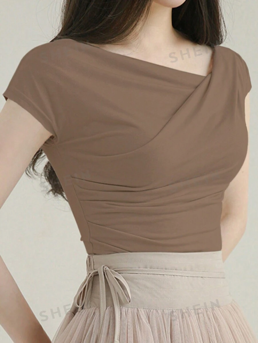 DAZY Camiseta ajustada con cuello asimétrico, mangas tipo murciélago y plisado en unicolor