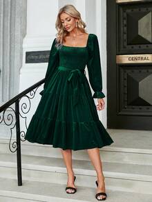 Simplee Vestido de terciopelo para mujer con escote cuadrado, mangas con volantes, dobladillo y cinturón - Verde Oscuro - Ver 7