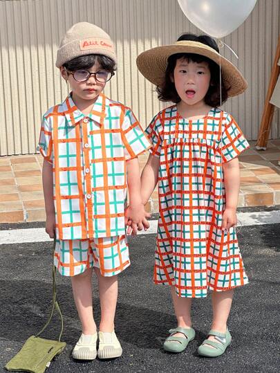 SHEIN 2pcs Young Boy Casual College-Style Plaid Short-Sleeved Shirt And Shorts Set, Suitable For School, Daily, Sports, Vacation, Outdoor, Spring And Summer Season. Perfect For Brother And Sister Matching And Parent-Child Outfits.