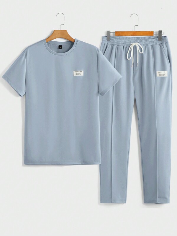 Manfinity BRENVOR Ensemble 2 pièces pour hommes : T-shirt casual en tricot à manches courtes avec imprimé lettres et pantalon long. Ensemble d'été pour hommes, avec poches. Tenues pour adolescents garçons