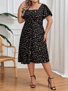 SHEIN Frenchy 夏季假期花卉印花加大碼連衣裙，方領領口，開襟前衣襟和荷葉邊袖子 - 黑色 - 查看 1